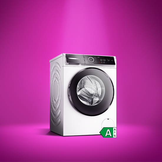 Bosch Waschmaschine der Serie 8 auf magentafarbenem Hintergrund mit einem Label der Energieeffizienzklasse A