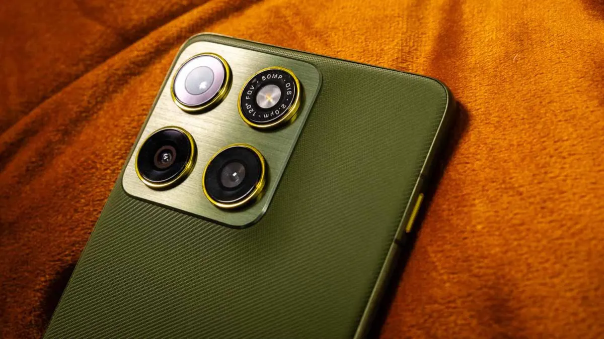 Eine Nahaufnahme des Kameramoduls auf der Rückseite des Motorola Edge 70.