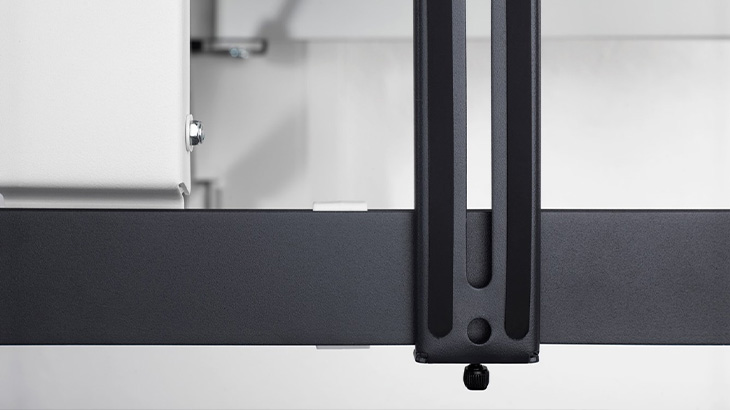 Nahaufnahme zeigt ein schwarzes Regal mit einer schwarzen Stütze und einem weißen Hintergrund.