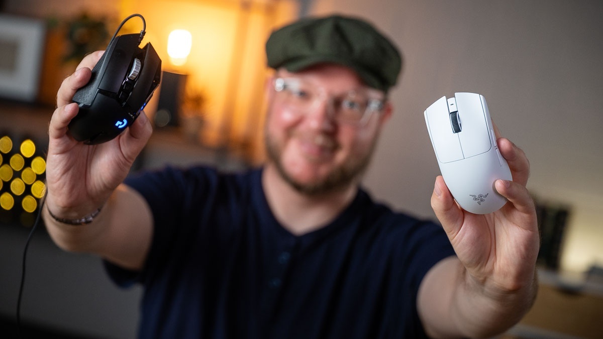 TURN ON-Redakteur Andreas Müller hält die Logitech G502 Hero (links) und die Razer Viper V4 Pro in die Kamera.