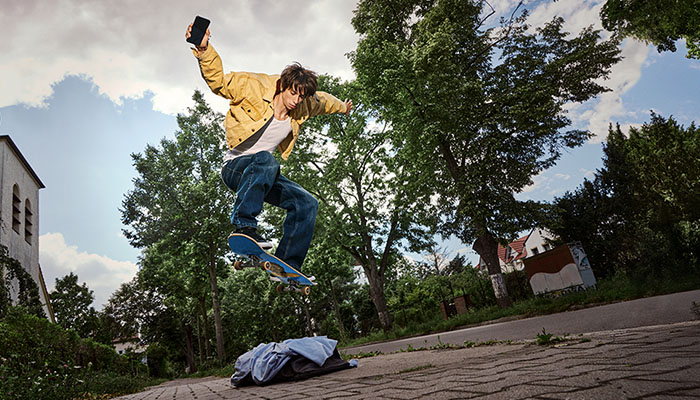 Ein Skateboarder in der Innenstadt bei der Ausführung eines Luftsprung-Kunststücks.