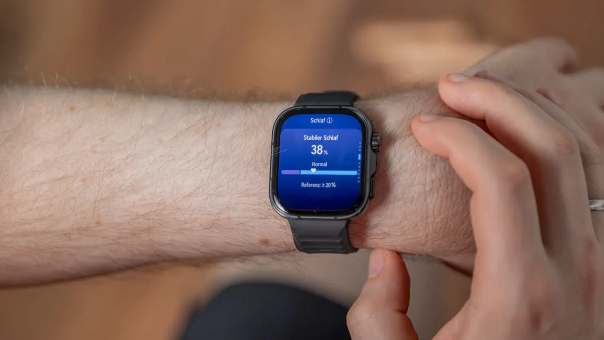 Michael navigiert auf der Huawei Watch Fit 5 Pro durch verschiedene Datenblätter zu seinem Schlaf.
