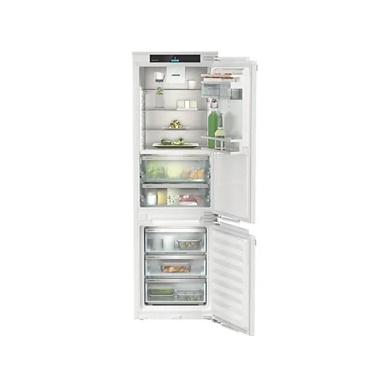 Ein geöffneter, weißer Kühlschrank mit Glasregalen und durchsichtigen Schubladen, gefüllt mit Lebensmitteln.