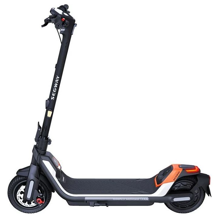 Ein schwarzer Segway-Elektroroller mit weißen und orangefarbenen Akzenten steht auf einem weißen Hintergrund.