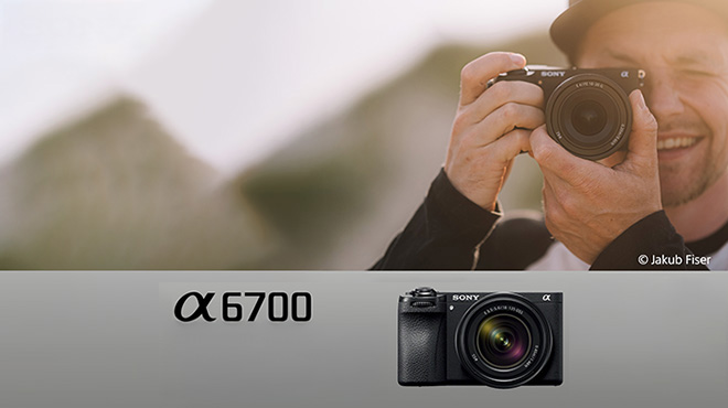 Sony-Werbung zeigt oben einen Mann mit Kamera vor verschwommenem Hintergrund. Unten: Kamera Alpha 6700 