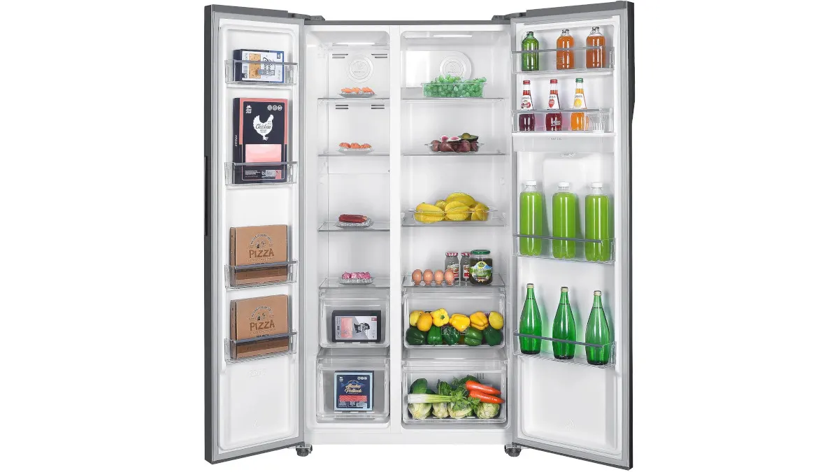 Der Side-by-Side-Kühlschrank Beko GNO5322WDXPN mit geöffneten Türen vor einem weißen Hintergrund.