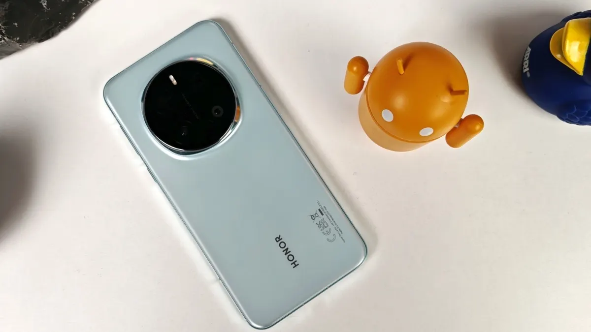 Das Honor Magic7 Pro in Breeze Blue.