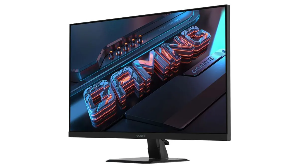Ein schwarzer Gigabyte Gaming-Monitor steht auf einem schwarzen Standfuß vor einem weißen Hintergrund. Auf dem Bildschirm steht "Gaming".