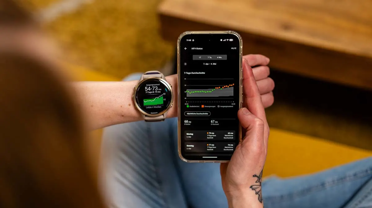 Franzi schaut sich den HRV-Trend der letzten 4 Wochen auf dem Smartphone und der Smartwatch an.