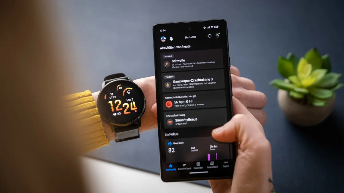 Franzi trägt die Garmin Venu 4 am linken Handgelenk und schaut auf die Startseite der Connect-App auf ihrem Smartphone.