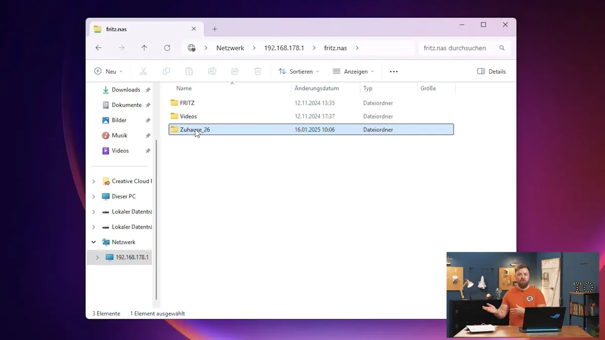 TURN ON Moderator Jens zeigt eine Windows-Oberfläche mit der Dateistruktur eines Fritzbox-NAS.