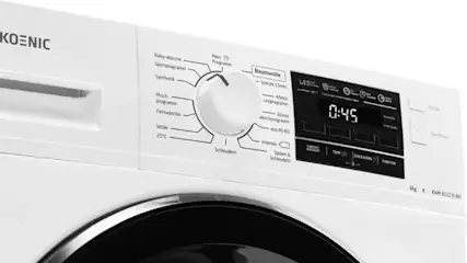 Nahaufnahme einer weißen Waschmaschine mit Bedienfeld, das Drehknopf, Display und Programmoptionen zeigt.