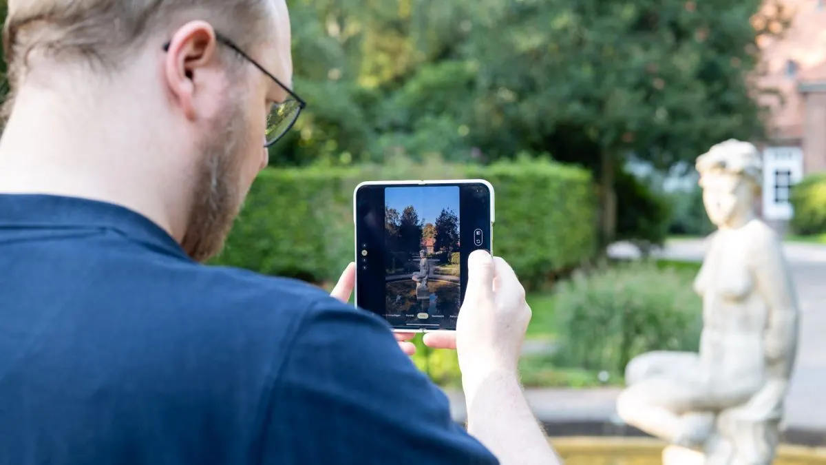 Andreas knippst im Hamburger Stadtpark ein Foto mit dem Pixel 9 Pro Fold.