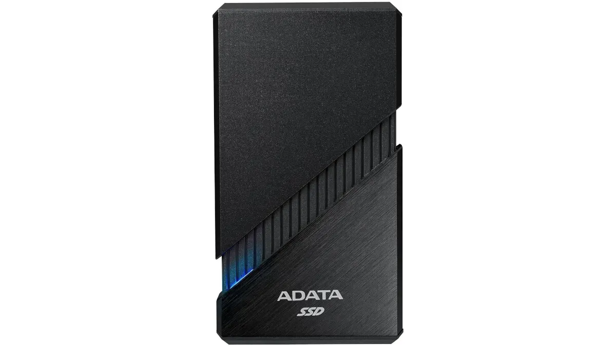 Eine schwarze ADATA SSD mit schrägem Design und vertikalen Rillen steht vor einem weißen Hintergrund.