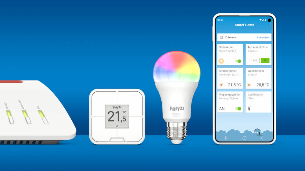 Drei unterschiedliche Fritzbox-Dect-Geräte und ein Smartphone mit der Smart-Home-App.