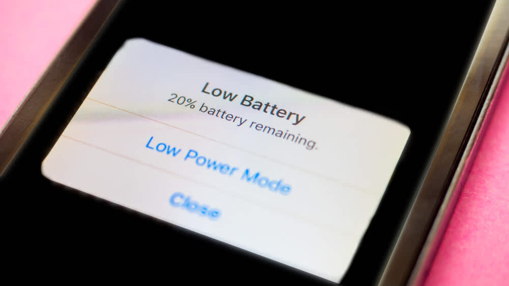 Ein Smartphone zeigt einen geringen Batteriezustand auf.