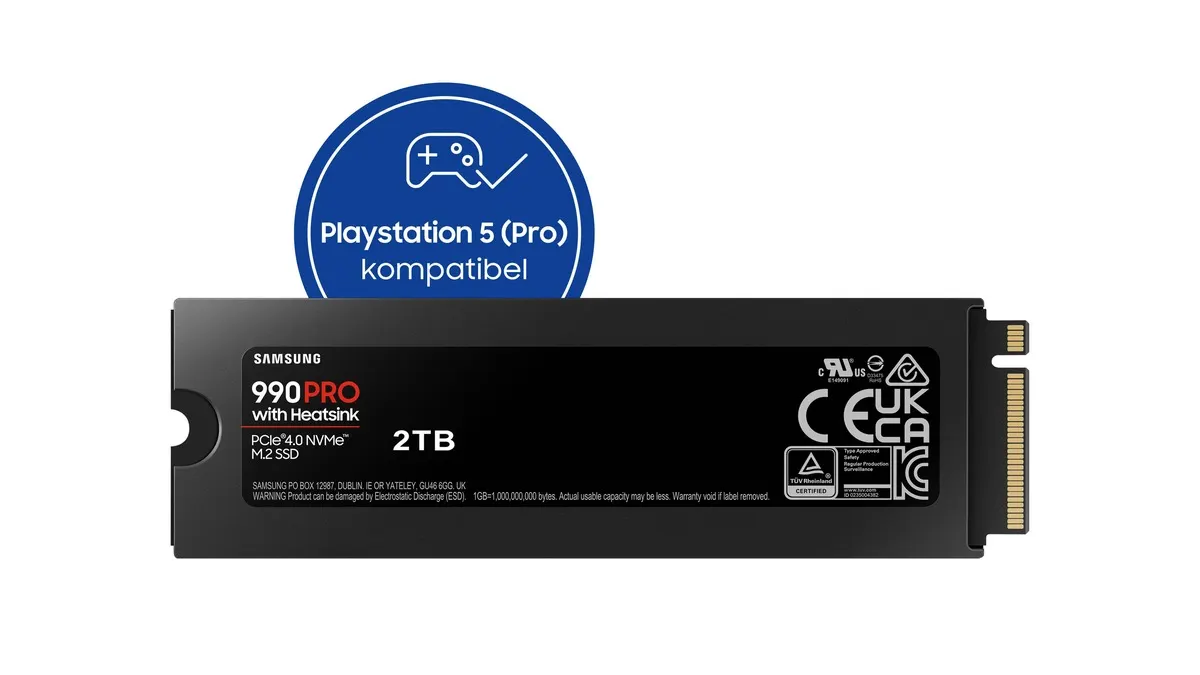 Die M.2-SSD Samsung 990 Pro vor weißem Hintergrund.