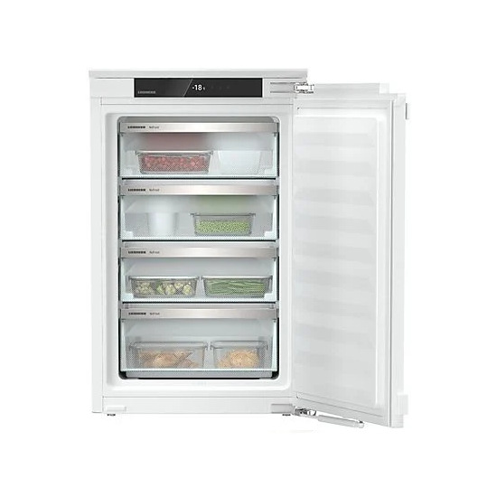 Ein weißer Gefrierschrank mit offener Tür zeigt fünf Schubladen mit verschiedenen Lebensmitteln. Die Temperaturanzeige ist sichtbar.