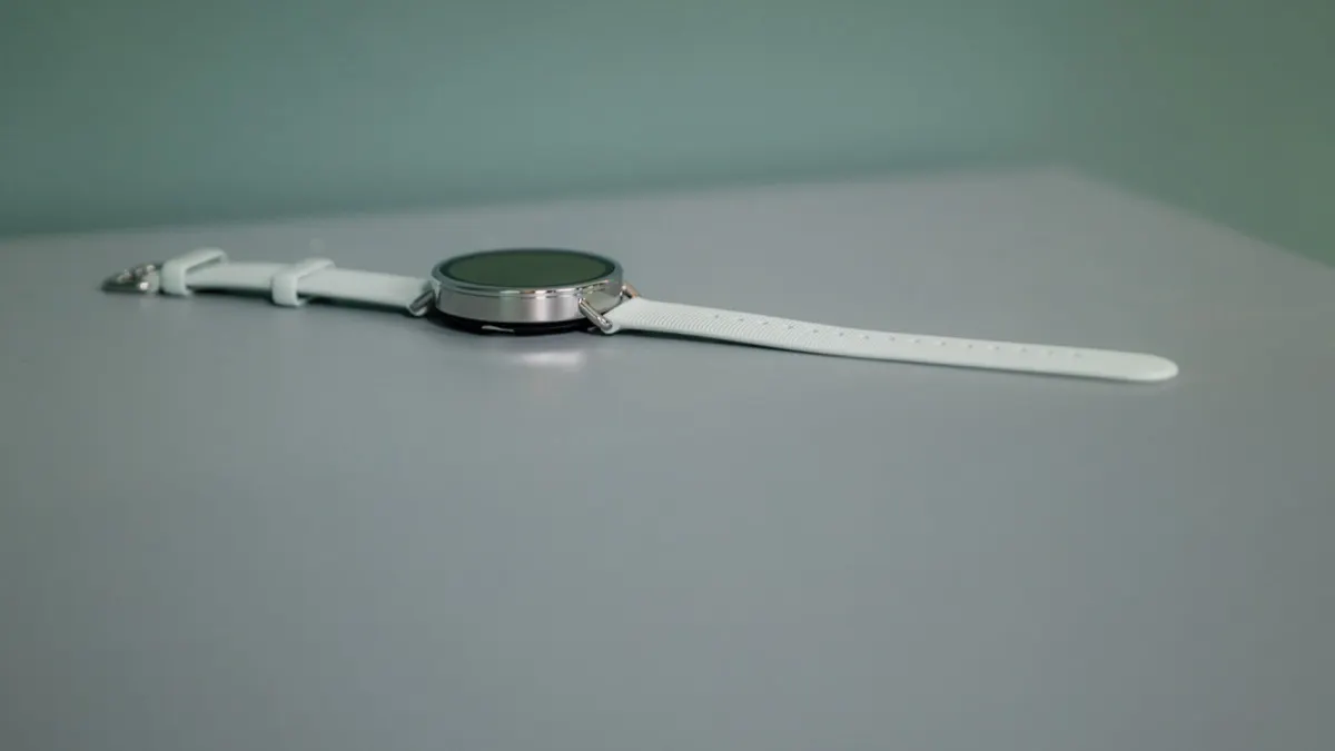 Die Xiaomi Watch S4 liegt auf einem Tisch.