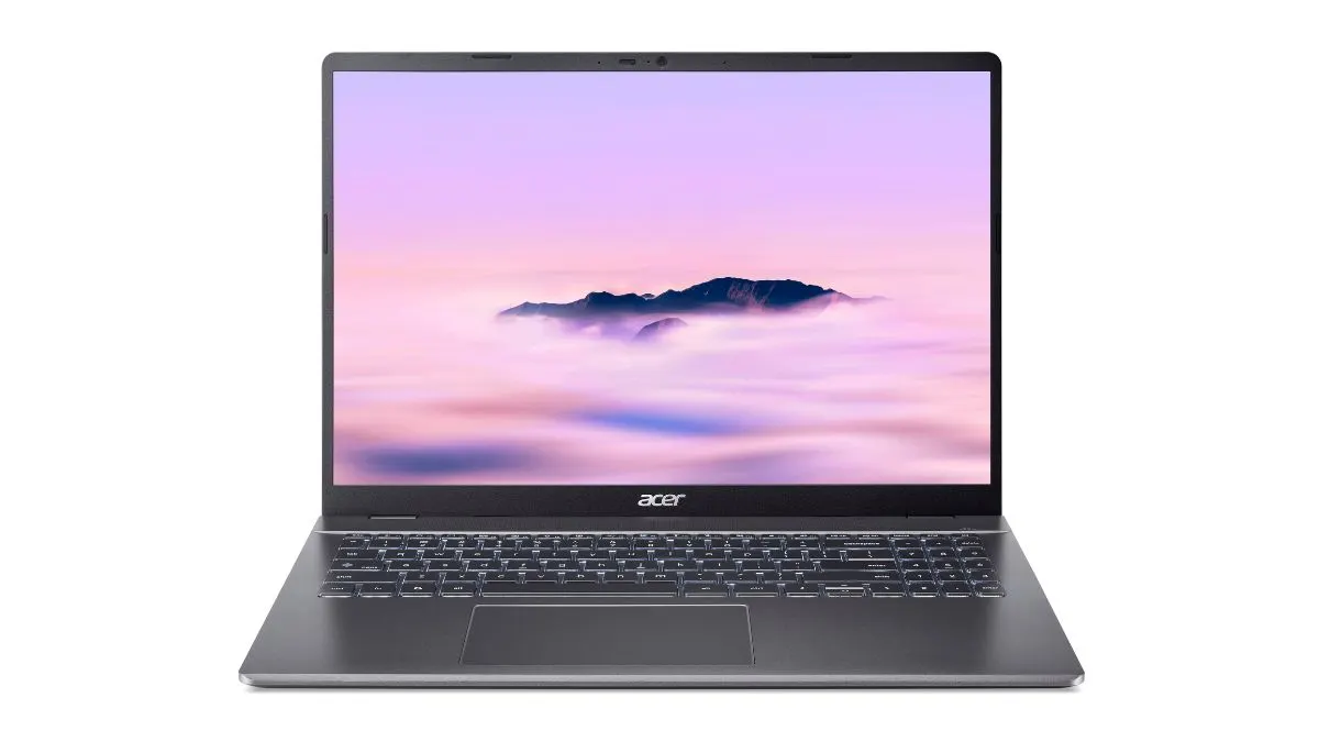 Das Acer Chromebook Plus 516 steht aufgeklappt vor weißem Hintergrund.