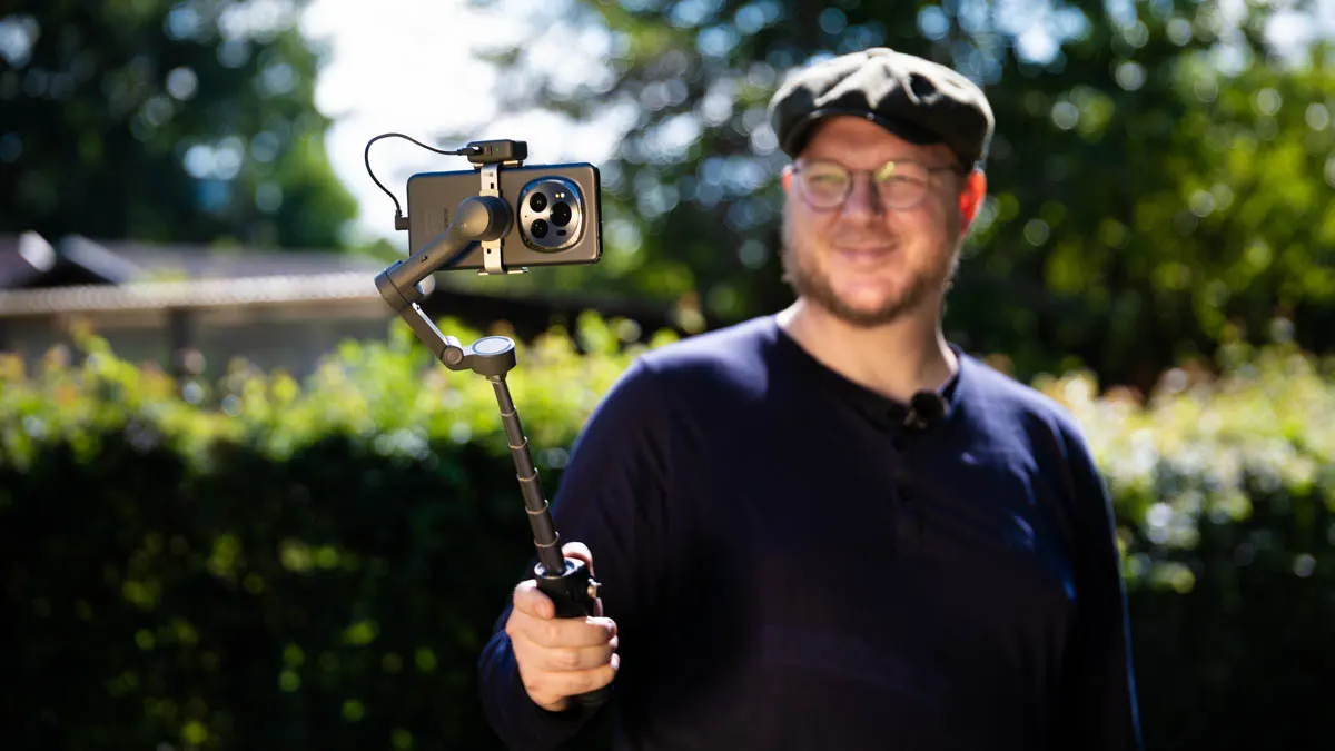 Andreas filmt sich mit dem ausgeklappten Gimbal Osmo Mobile 7P und dem Smartphone Honor Magic6 Pro.