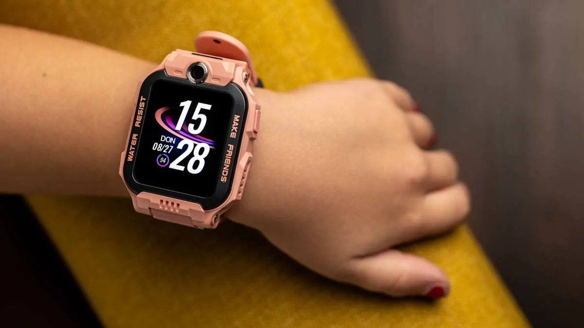 Das Display der imoo Z7, am Handgelenk von Franzis Tochter.