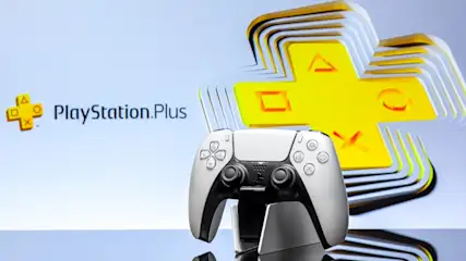 Ein silberfarbener PlayStation 5-Controller auf einer Ladestation vor einem gelben PlayStation Plus-Logo.