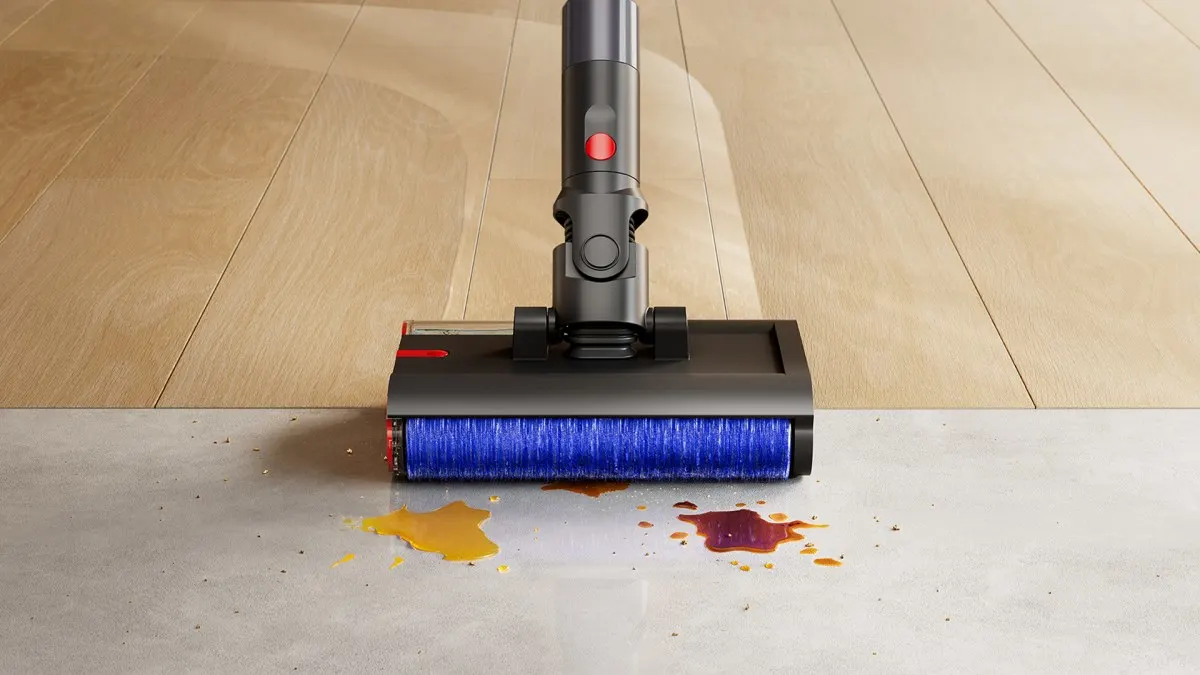 Der Dyson PencilWash entfernt Krümel und Soßenflecken von einem Hartboden.