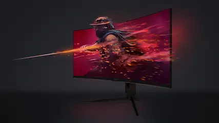 Ein PEAQ-Gaming-Monitor zeigt eine Animation eines Kämpfers.