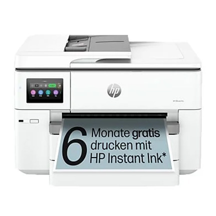 Weißer HP-Tintenstrahldrucker mit Touchdisplay, aus dem ein Blatt mit Werbeaufdruck „6 Monate gratis drucken mit HP Instant Ink“ ragt.