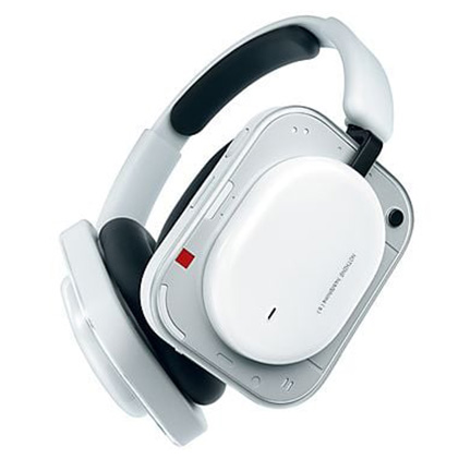 Weiße Over Ear Kopfhörer mit gepolstertem Bügel, eckig runden Ohrmuscheln, drehbar und faltbar; Tasten an der rechten Seite.