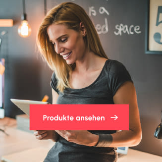 Person steht lächelnd in einem modernen Büro und nutzt ein Tablet; im Vordergrund ein Button mit der Aufschrift „Produkte ansehen“.