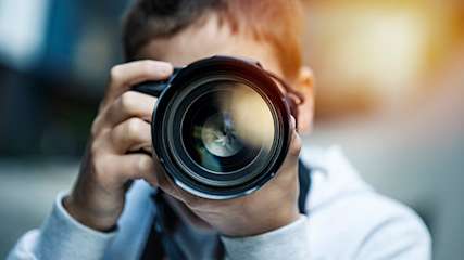 Direkter Blick in das Objektiv eines Fotografen