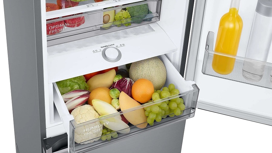 SAMSUNG RL38C775CS9/EG Kühlgefrierkombination mit geöffneter Humidity Fresh-Schublade, gefüllt mit frischem Obst und Gemüse.