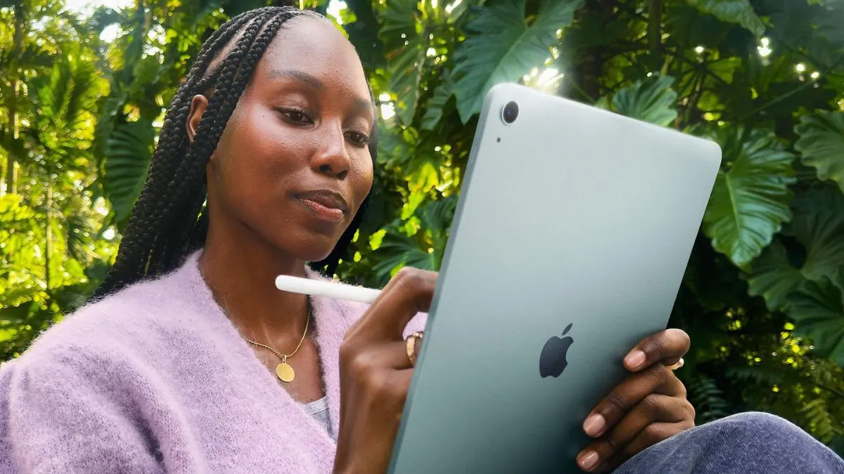 Eine Frau schreibt mit dem Apple Pencil auf dem Tablet Apple iPad Air (2025).
