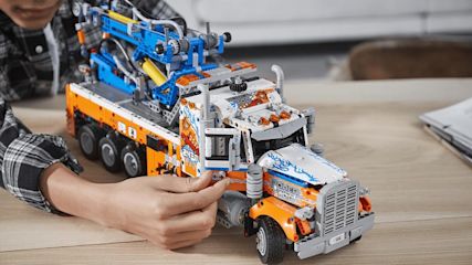 junge_spielt_mit_lego_technic_laster