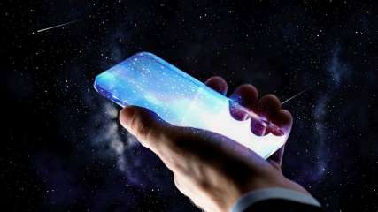 Ein Mann hält ein futuristisches Smartphone in der Hand.