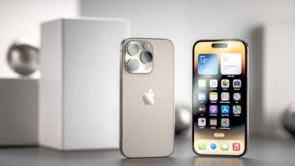 Zwei iPhone 14 Pro stehen nebeneinander auf einer silbernen Oberfläche.