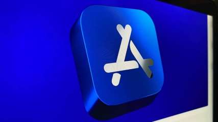 Blaues App Store Symbol von Apple vor einem blauen Hintergrund.