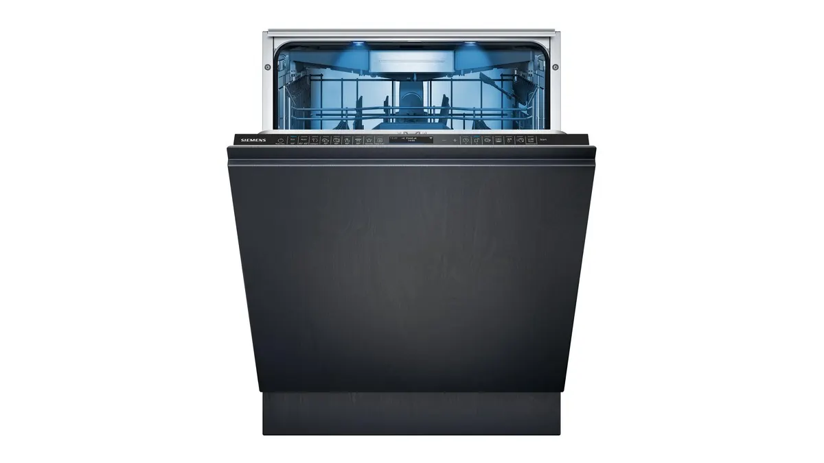 Der Geschirrspüler Siemens SN87TX00CE iQ700 mit halb geöffneter Tür vor einem weißen Hintergrund.
