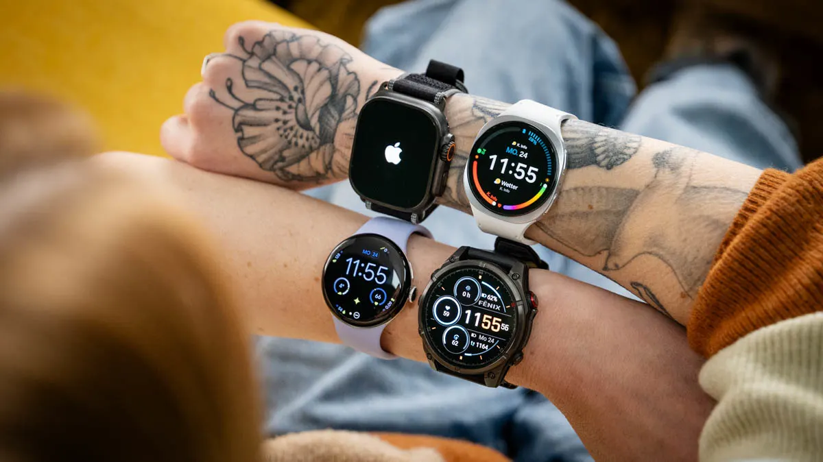 Franzi hält ihre Unterarme übereinander. An jedem trägt sie zwei Smartwatches.