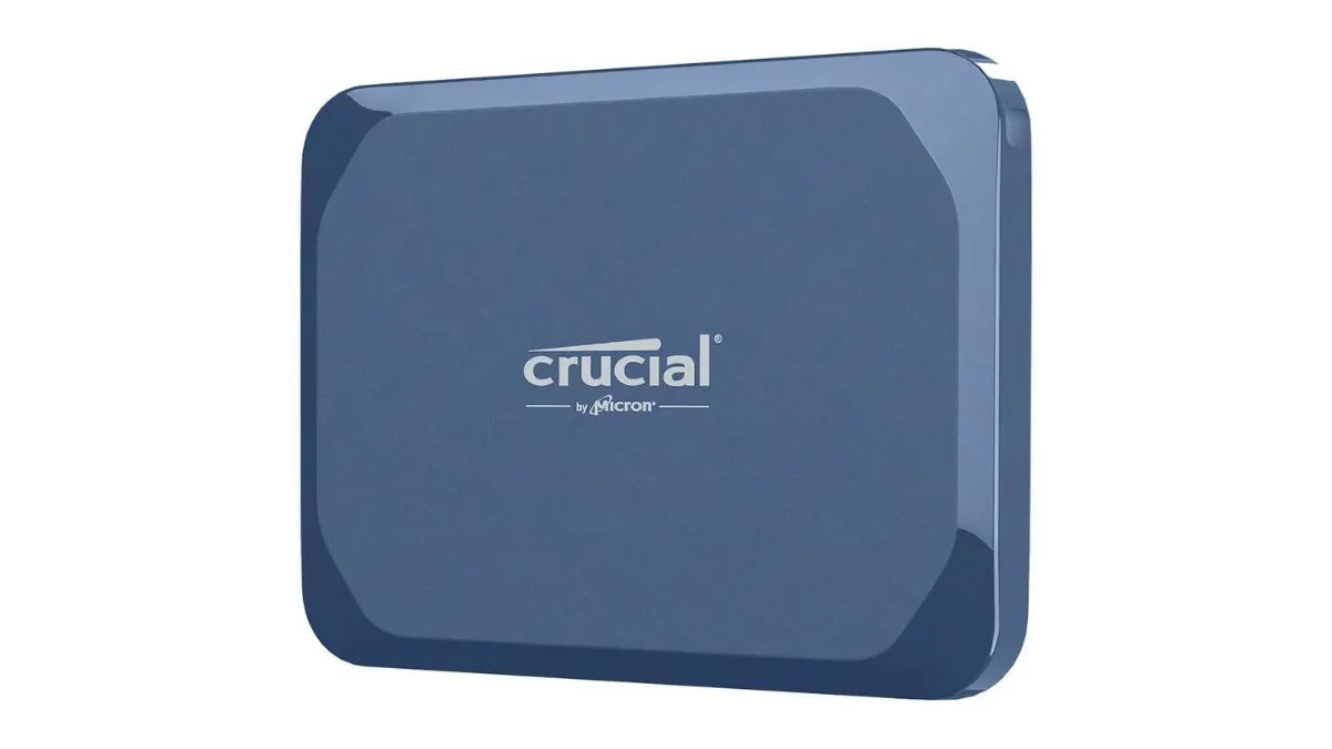 Die externe SSD Crucial X10 Portable vor weißem Hintergrund.