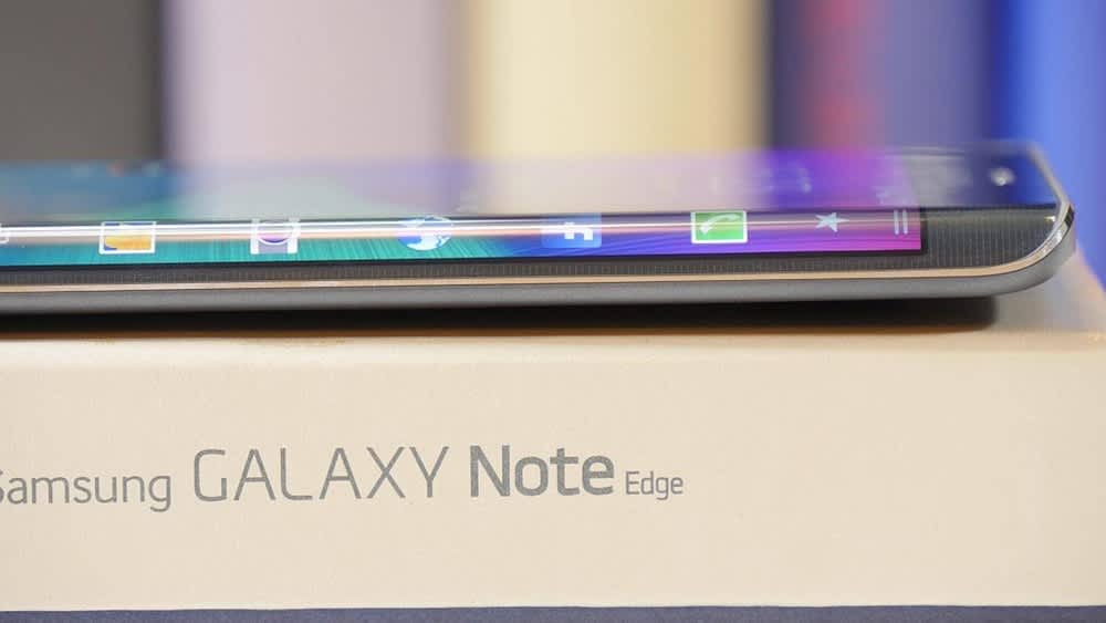 Das seitliche Display des Galaxy Note Edge im Fokus.