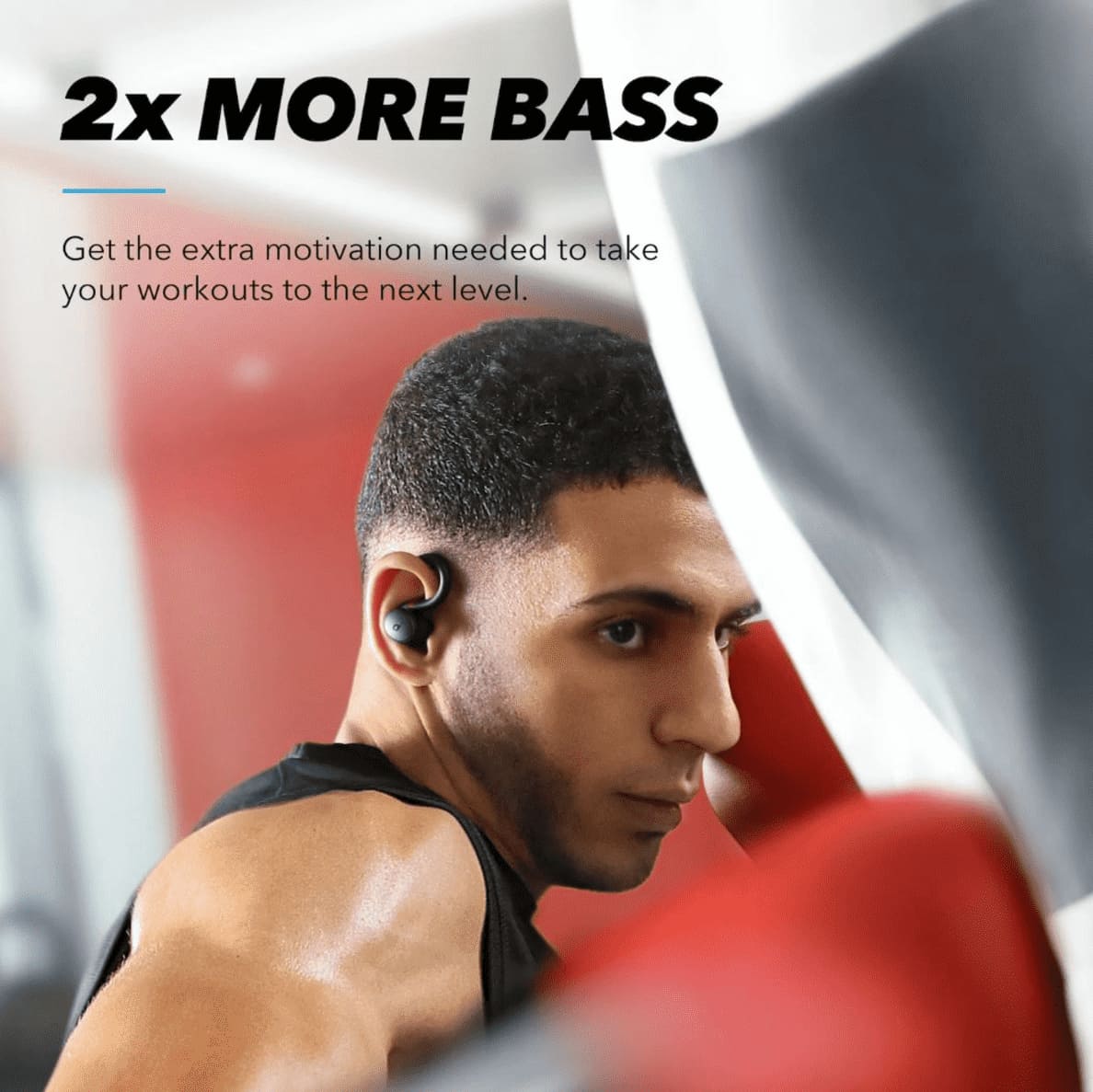 Boxer trägt ANKER Soundcore Sport X10, In-ear Kopfhörer und schlägt auf Sandsack ein