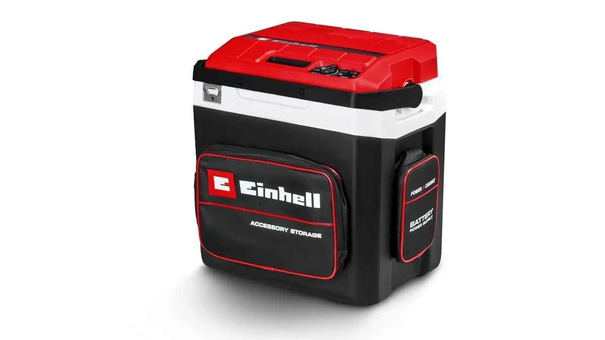 Ein rot-weisser Kühlbehälter von Einhell mit schwarzen Seitentaschen für Zubehör und Batterie auf weißem Untergrund.