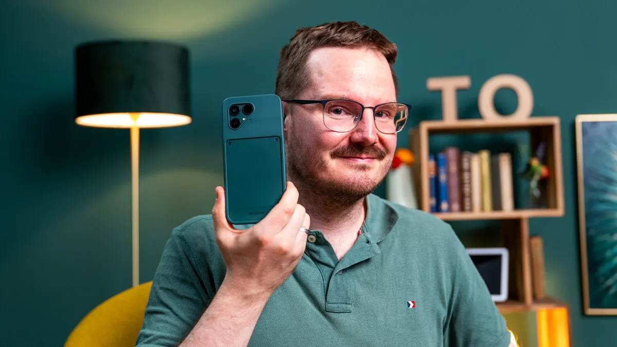 Michael hält die Rückseite des Fairphone 6 in die Kamera.