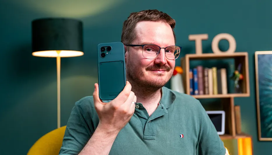 Michael hält die Rückseite des Fairphone 6 in die Kamera.