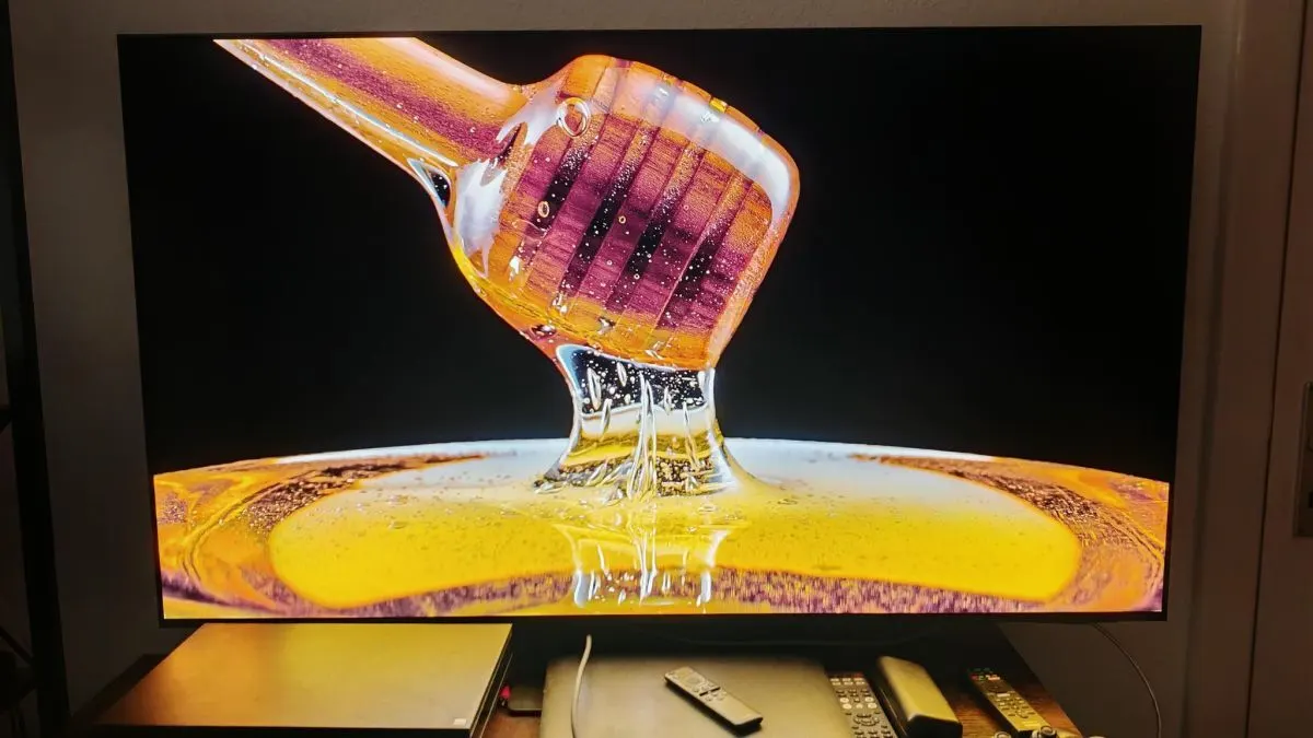 Eine HDR-Demo von LG auf dem Samsung S95D von Andreas, die die Entnahme von Honig mit einem Honiglöffel zeigt.