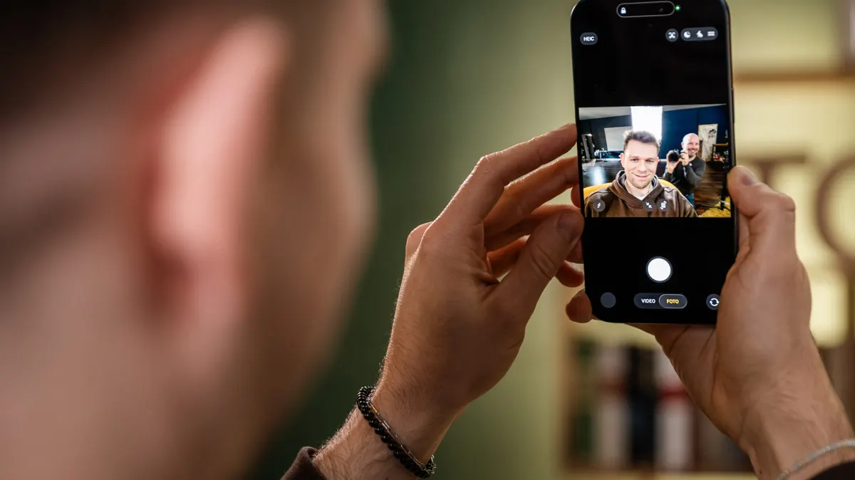 Niklas nimmt ein Selfie mit der Frontkamera des iPhone 17 Pro Max auf.