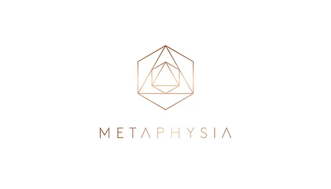 Geometrisches, kupferfarbenes Logo mit einem Sechseck, das ein Dreieck enthält, über dem Wort "METAPHYSIA" auf weißem Hintergrund.